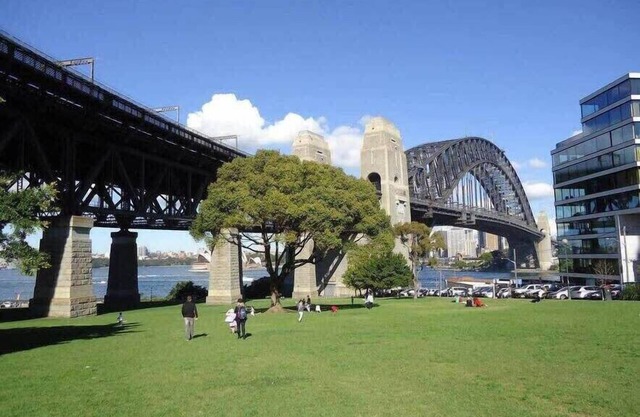 Garden 2 Bed Apt and Walk to Harbour | Parking