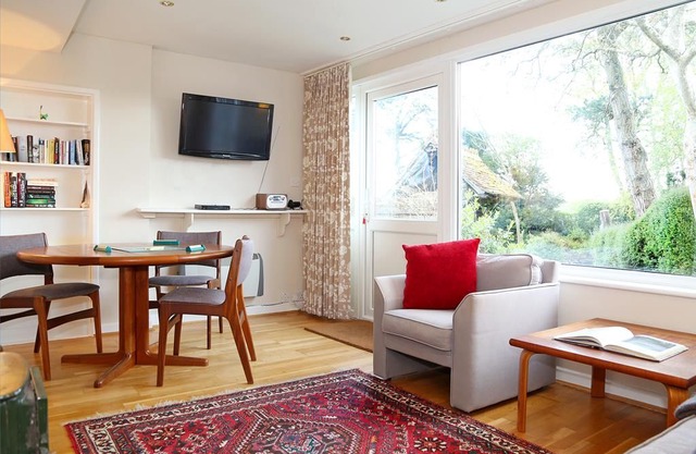 Garden Cottage - a cottage that sleeps 3 guests in 1 bedroom