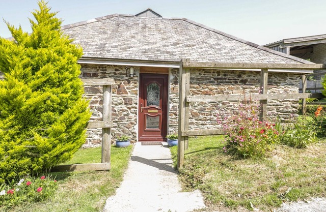 GARRAS BARN, family friendly, with a garden in Truro