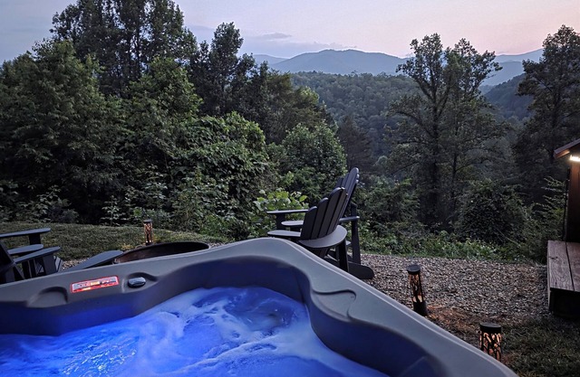Get an Altitude Adjustment! Hot Tub! Dog friendly. Views! Tubing, waterfalls