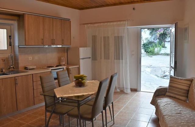 GIANNOYLAS HOYSE{PIGADI]