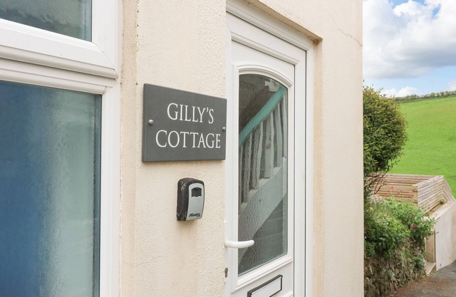 GILLY'S COTTAGE, pet friendly, country holiday cottage in Hope Cove