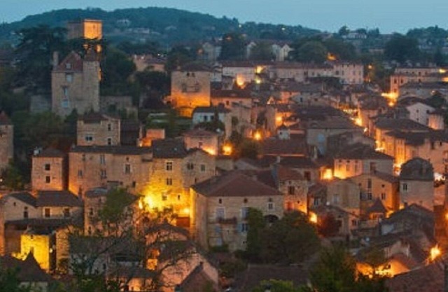 Gîte facing the medieval city of Puy l'Evêque