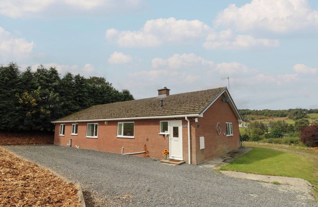 GLANYRAFON BUNGALOW, pet friendly, with hot tub in St Harmon