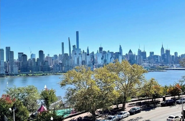 Golden Skyline: Apt w/free Parking 15 Min to NYC