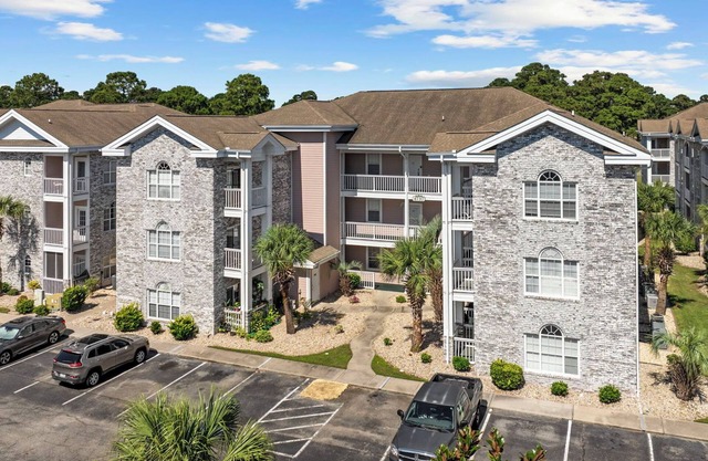 Golf course view condo/close to the beach