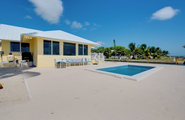 Gorgeous 3 Bedroom 2 Bath Open Water Pool Home on Summerland Key