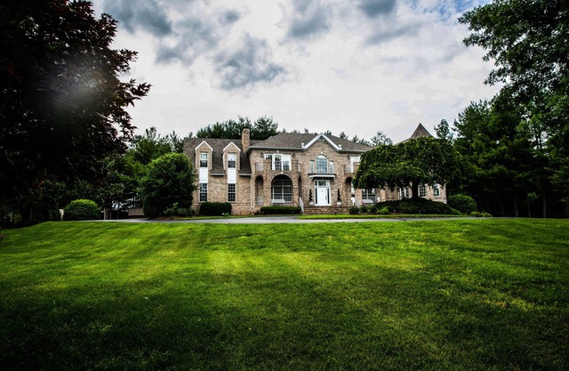 Gorgeous Chateau/House on 1.5 acres - in Annandale Center/mins to Washington DC