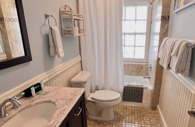 Gorgeous Ground Level Getaway - Historic District Savannah near Forsyth Park
