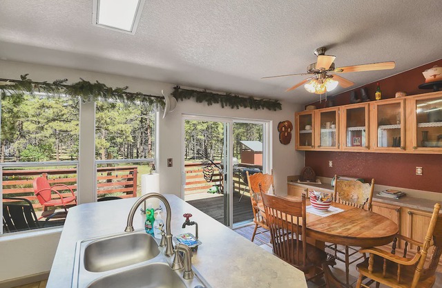 Gorgeous & Historic 3 BR Log Cabin w/ Forest Views / 20 minutes from Flagstaff
