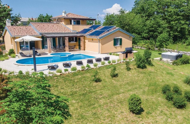 Gorgeous home in Rezanci with jacuzzi