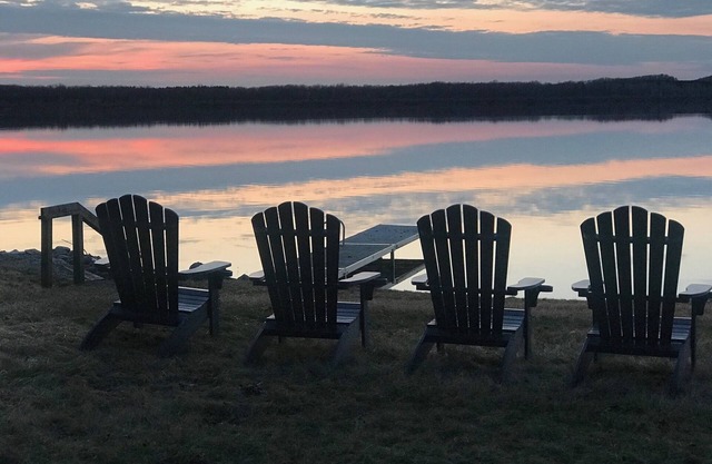 Gorgeous Lakefront House, AC, Private Dock, Kayaks, Canoe, Paddleboards.