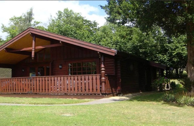 Gorgeous Log Cabin in the beautiful countryside - 1 hour from London