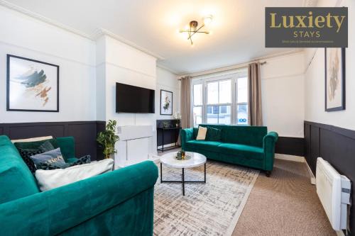 Gorgeous & Stylish 3BR Home HIGH STREET LOCATION by Luxiety Stays Serviced Accommodation