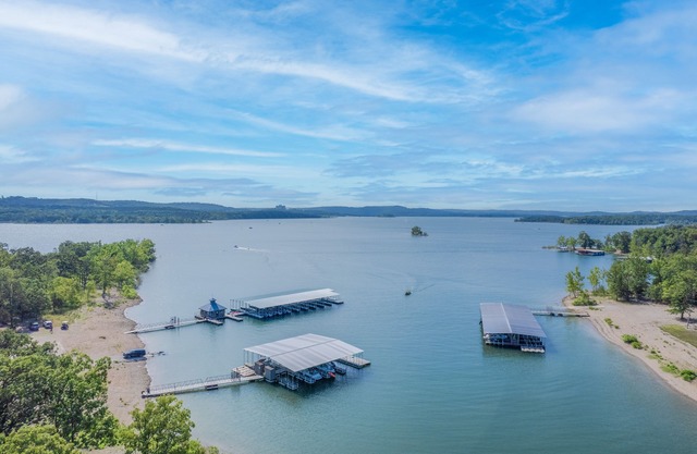 Gorgeous View of Table Rock Lake from Private Balcony! - Indian Point (U0604)