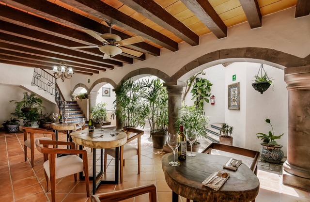 Granada 24 Beautiful Colonial House in the Heart of Cancun 7 bedrooms and pooln