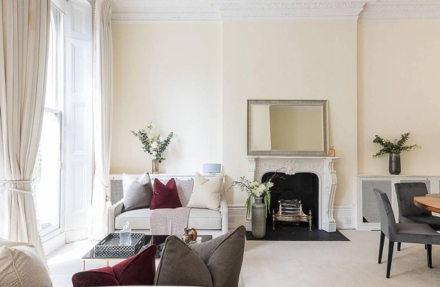 Grand, Regal 2 Bedroom Apartment, next to Harrods