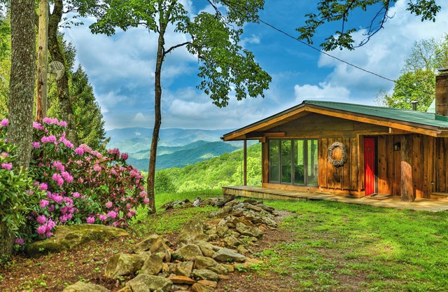 Grand View at Smoky Ridge - Generational family home with large deck