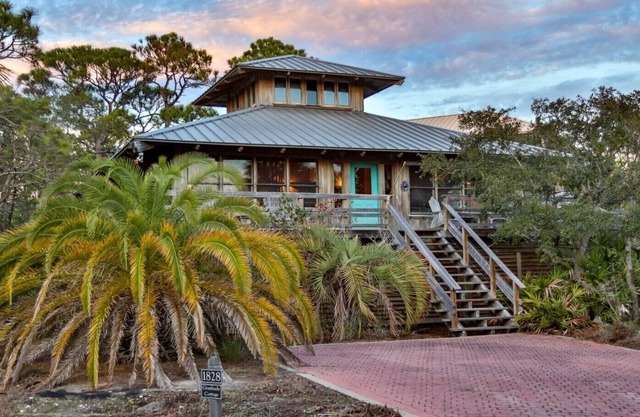 Gratitude Cottage, 3BR/2BA custom home, near community pool