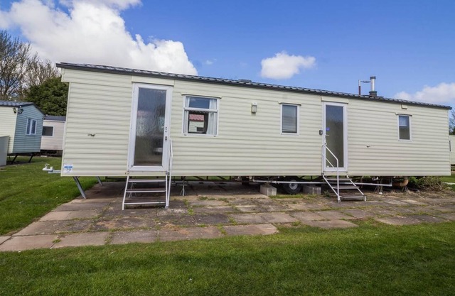 Great 8 berth caravan for hire at Southview Holiday Park in Skegness ref 33070F