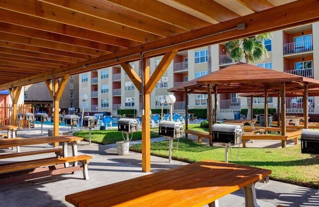 Great Family Condo * EZ Beach Access * SpaceX view (Gulfview II #604) by RedAwning