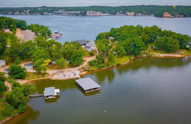 Great location, fishing cabin, sleeps 2 , full kitchen, and ramp/boat slip