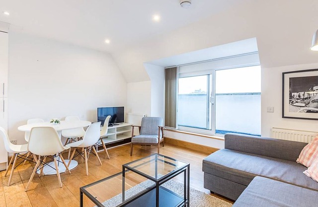 Greyhound 3 · Cozy 2 Bed Apartment By River Thames