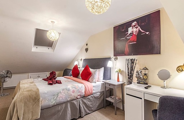 Greyhound Road Room - House on River Thames
