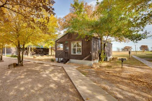 Grill and Dock Access Waterfront Kerens Cabin