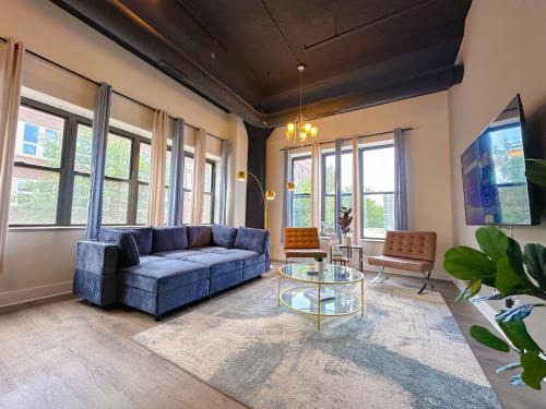Group Friendly Spacious 3BR Suite with Optional Parking and Gym Access Sleeps 10 Guest Near McCormick Place and Soldier Field