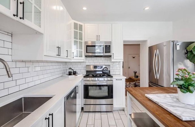 Guest Apartment In Row Home With Backyard Patio