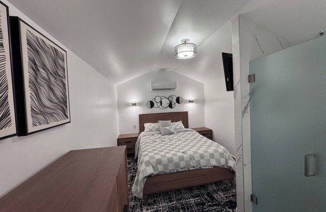 Guest House Room in pleasant Hallandale Beach with AC, WiFi and Private Entrance