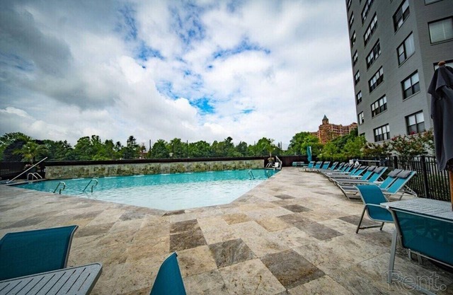 Guest review: Beautiful apartment unit, in a safe neighborhood with mostly students and young profes