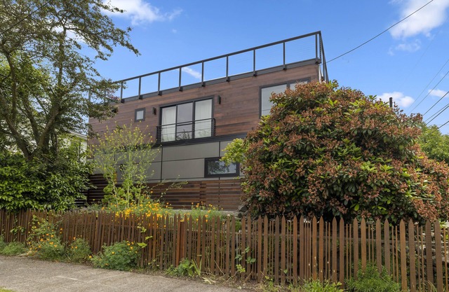 Guesthouse in Phinney Ridge with Rooftop Deck