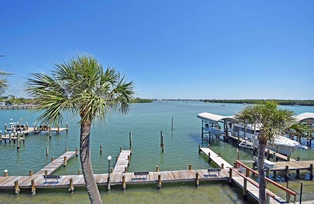 Gulf beach and pool, close to dining and entertainment, overlooking beautiful Lemon Bay