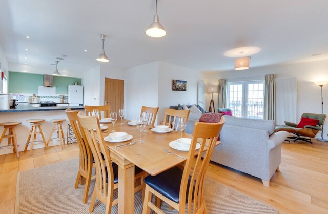 Gun Lodge - Three Bedroom House, Sleeps 6