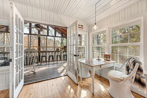 Gwen's Nest- a unique luxury family cottage in the woods