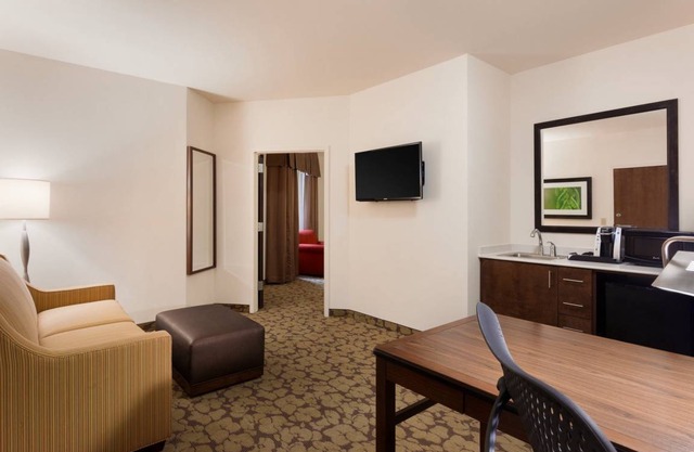 Hilton Garden Inn Rochester Downtown 1 King Accessible Suite With Bathtub
