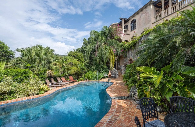 Hakuna Matata: High-End Island Living!