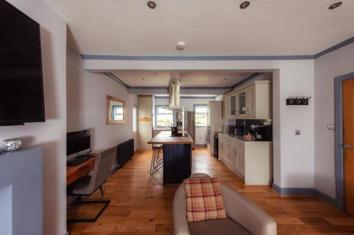 Hamara Luxury Portree Cottage with Hot Tub!
