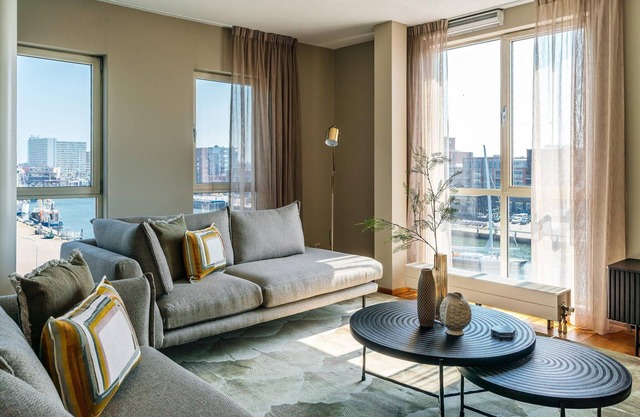 Harbor Breeze: Modern Stay