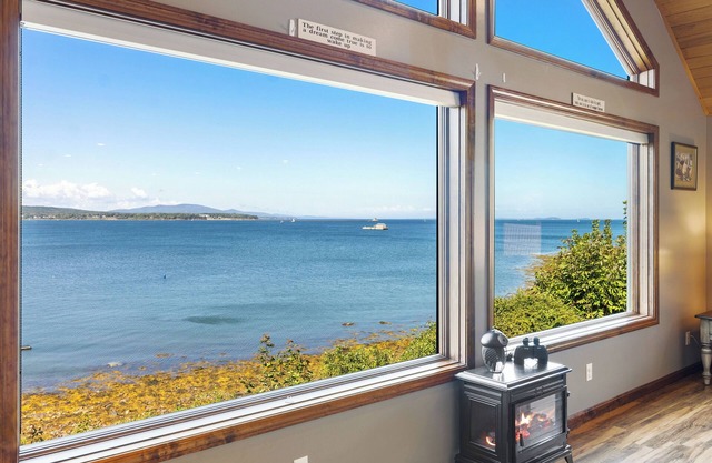 Hatetoquitit, oceanfront home in Owls Head