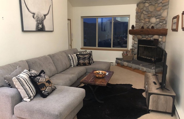 Haven in Big Sky w/Views and Hot Tub- Town Center