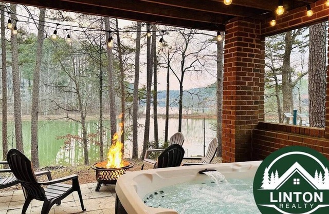 Havenly Lake House w/ hot tub & private dock!
