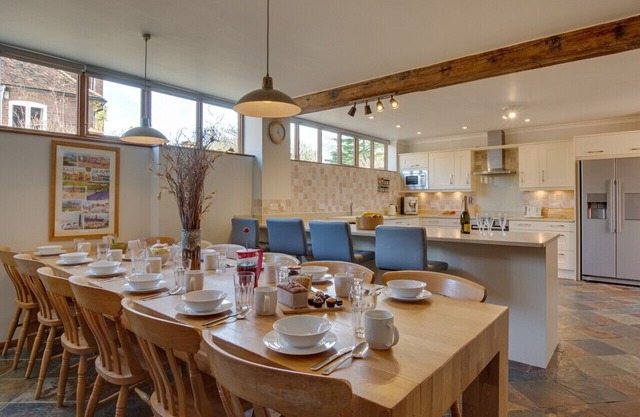 Hawkridge Oast - Five Bedroom House, Sleeps 12