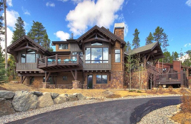 Hawks Hideaway: Professionally Designed Luxury Home - Private Ski Shuttle!