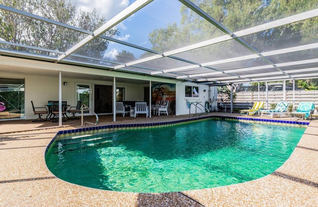 Heart of Sarasota: Remodeled 3 bedroom pool villa 2.8 Miles from Siesta Key