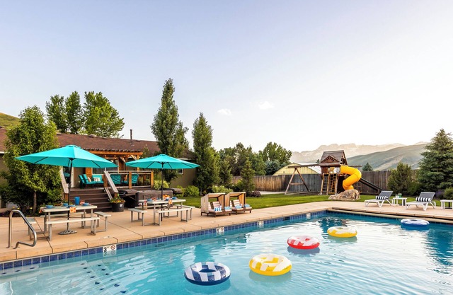 HEATED Pool- 15 min to Ski Slopes- Sleeps up to 20- Pickle Ball Court, Hot Tub