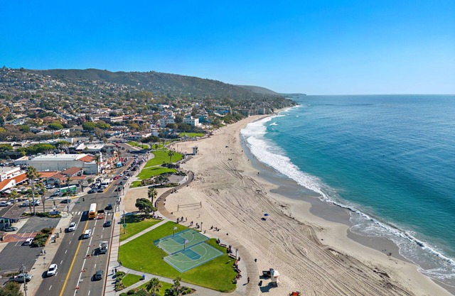 Heated pool, Main Beach, and everything else at your fingertips.