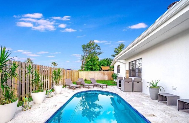 Heated Pool! PingPong & Arcade+1 Mile To Beach!